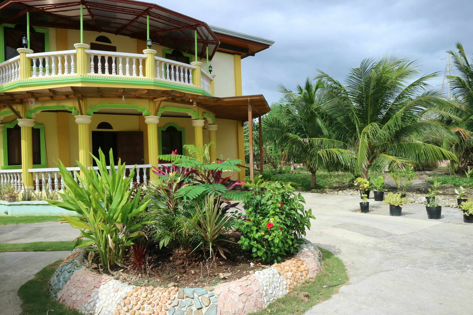 Oyo 422 Villa Emilia Pension House بنغلاو المظهر الخارجي الصورة